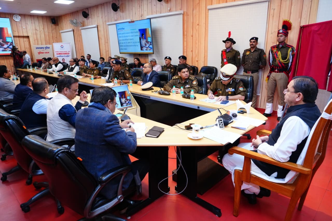 1793442838 670 मुख्यमंत्री ने उत्तराखण्ड पुलिस के नवीन गौरव चिह्नों का किया