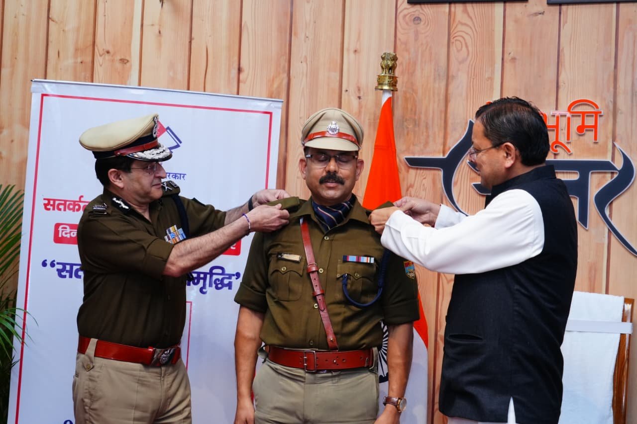 1793442838 799 मुख्यमंत्री ने उत्तराखण्ड पुलिस के नवीन गौरव चिह्नों का किया