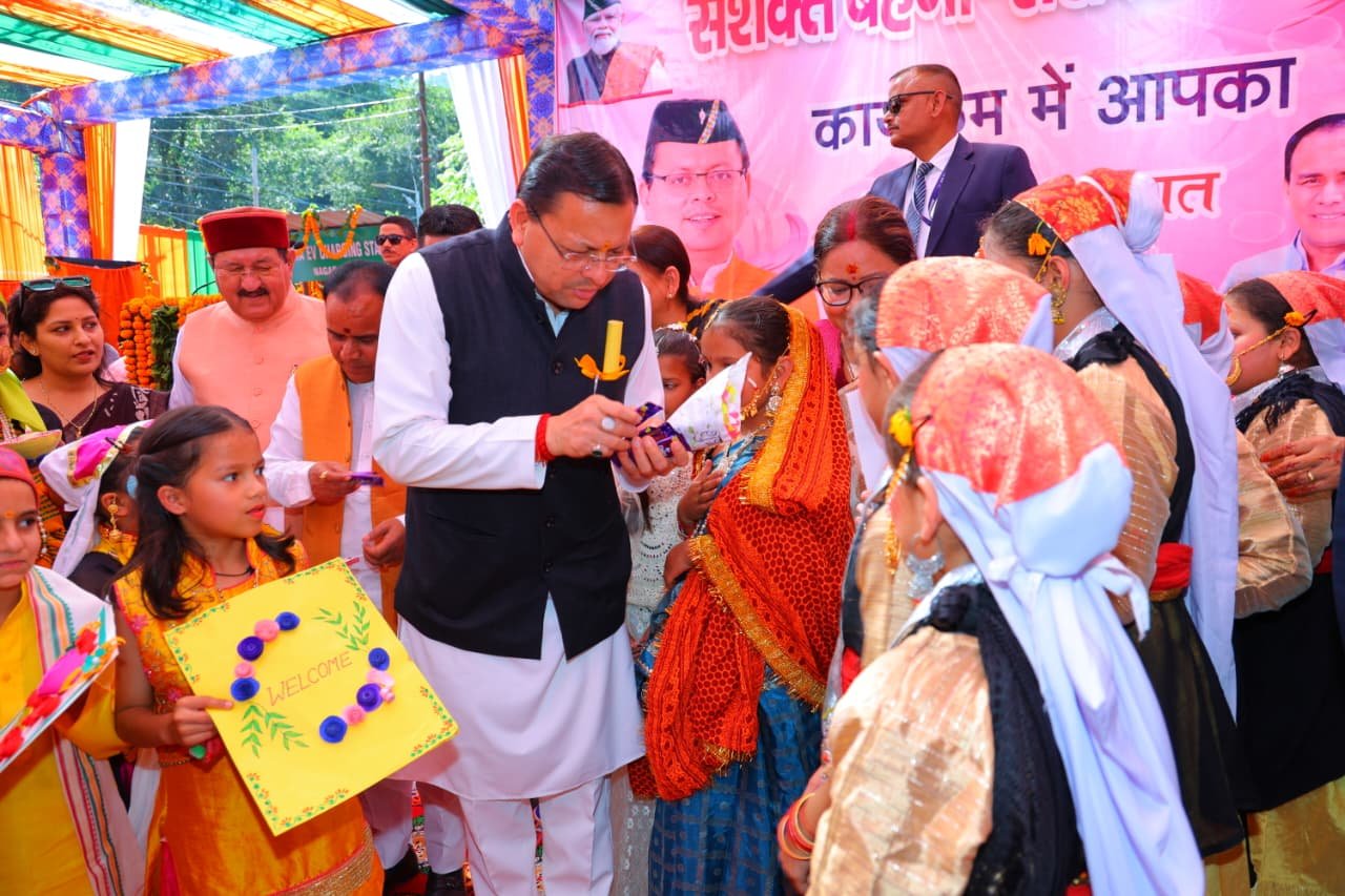 श्रीनगर में मुख्यमंत्री के स्वागत को सड़कों पर उमड़ा जनसैलाब 4 1793442986 747 श्रीनगर में मुख्यमंत्री के स्वागत को सड़कों पर उमड़ा जनसैलाब