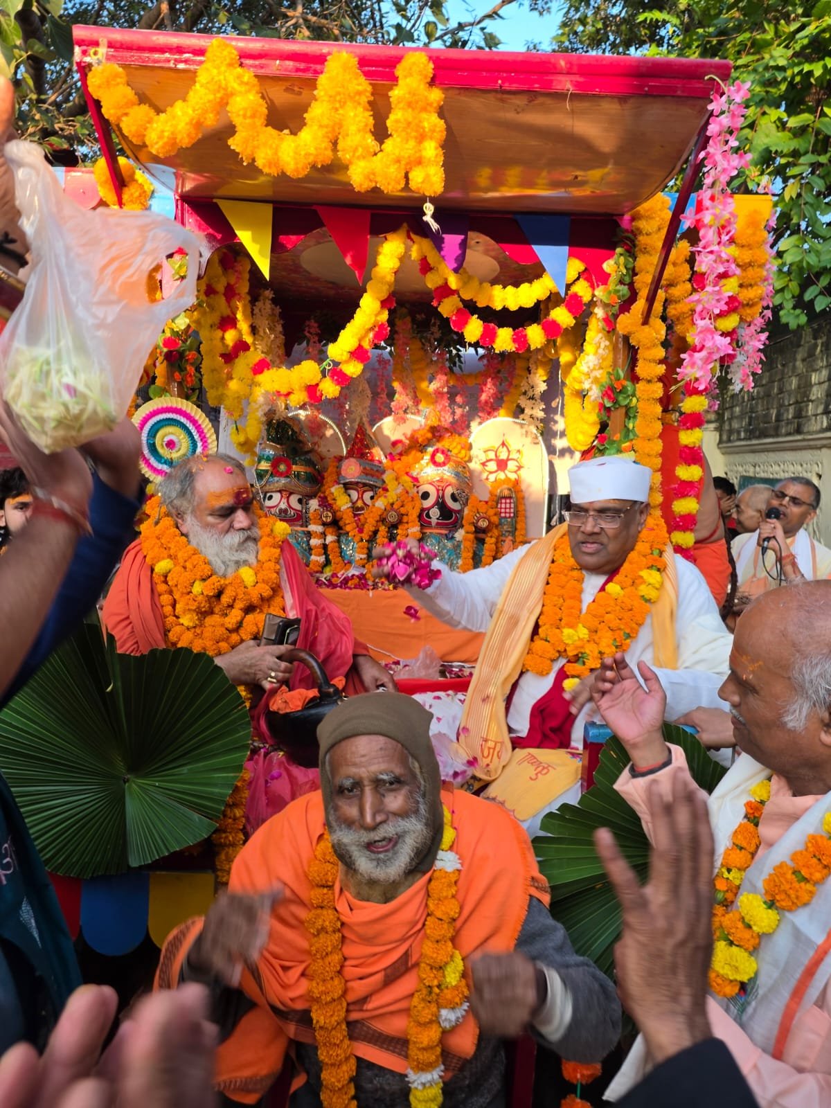 1793464928 322 गीता आश्रम की रथ यात्रा में उमड़े साधु संत व श्रद्धालु
