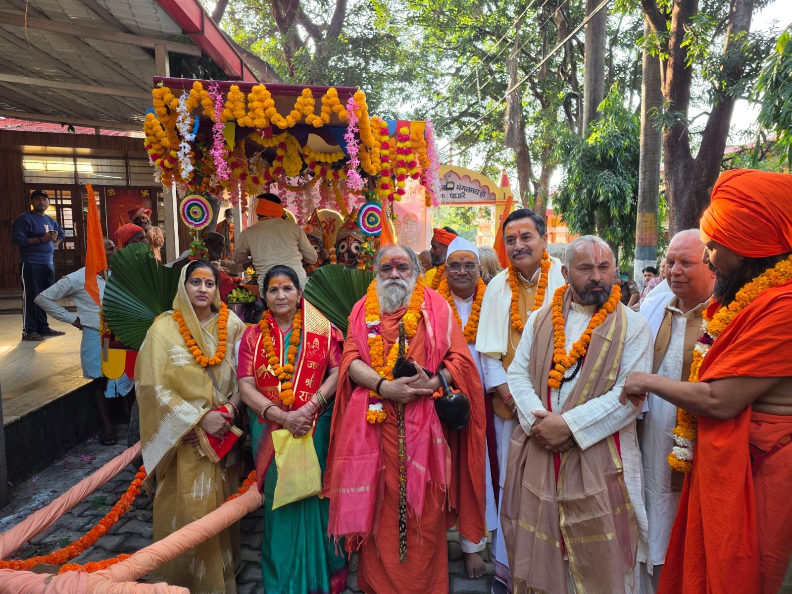 1793464928 515 गीता आश्रम की रथ यात्रा में उमड़े साधु संत व श्रद्धालु