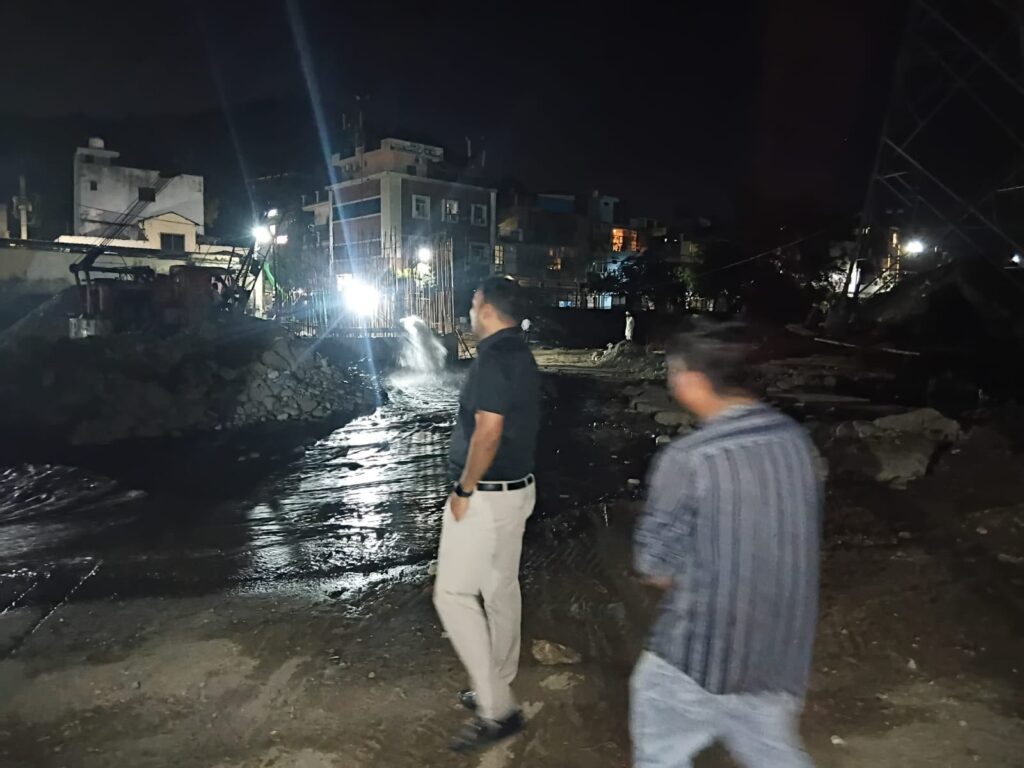 2027-के-निर्माण-कार्यों-की-निगरानी-तेज-रात-में-भी.jpeg