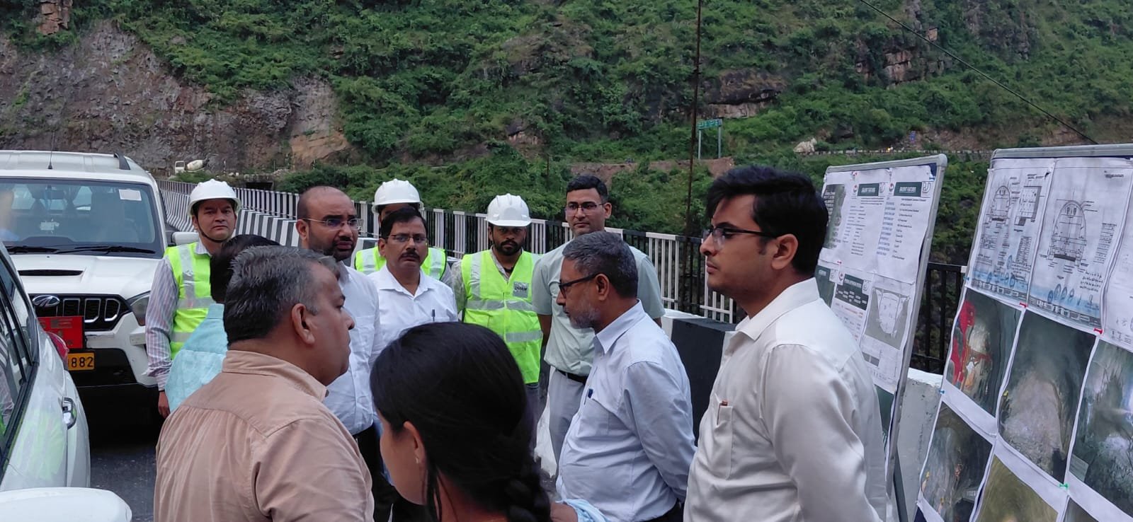 DG MoRTH विनय कुमार राजावत ने किया केदारनाथ यात्रा मार्ग का निरीक्षण, सुरक्षा कार्यों में तेजी लाने के निर्देश 2 DG MoRTH विनय कुमार राजावत ने किया केदारनाथ यात्रा मार्ग