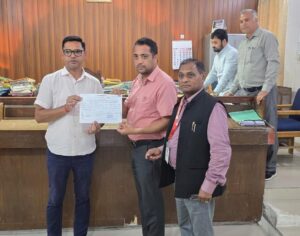 हरिद्वार में जिला योजना समिति के पांचों सदस्य निर्विरोध निर्वाचित। सहायक निर्वाचन अधिकारी योगेश मेहरा ने सभी निर्वाचित सदस्यों को प्रमाण पत्र सौंपे। 2 IMG 20261015 WA0072