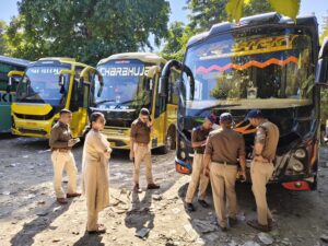 त्योहारों से पहले हरिद्वार में परिवहन विभाग की बड़ी कार्रवाई, 20 बसों के चालान, 3 सीज। 2 IMG 20261027 WA0069