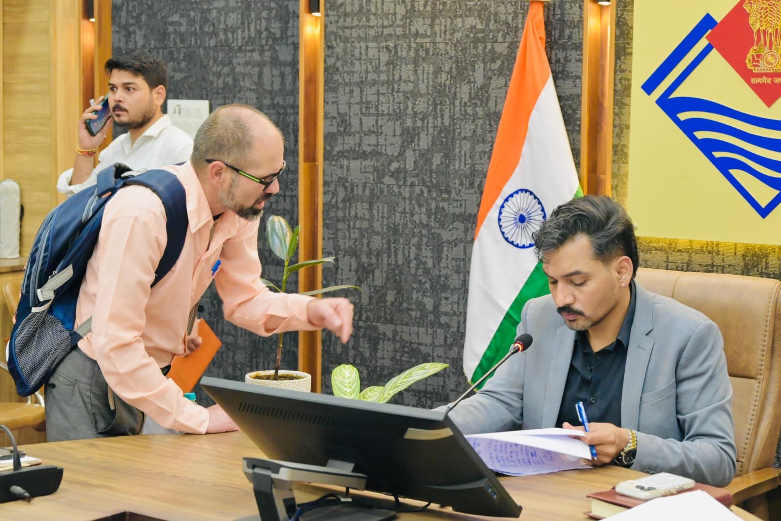 अपनों की प्रताड़ना से टूटे बुजुर्ग, न्याय की आस में पहुंचे समाधान दिवस 2 की प्रताड़ना से टूटे बुजुर्ग न्याय की आस में