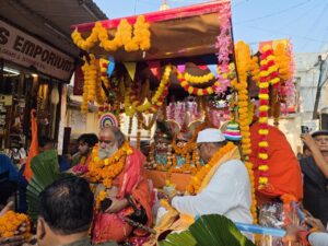आश्रम-की-रथ-यात्रा-में-उमड़े-साधु-संत-व-श्रद्धालु.jpeg