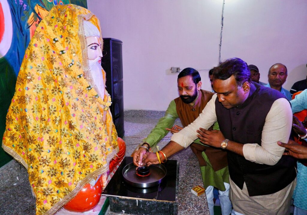 उमेश-अग्रवाल-के-नेतृत्व-में-शारदीय-नवरात्रि-पर-11000.jpeg