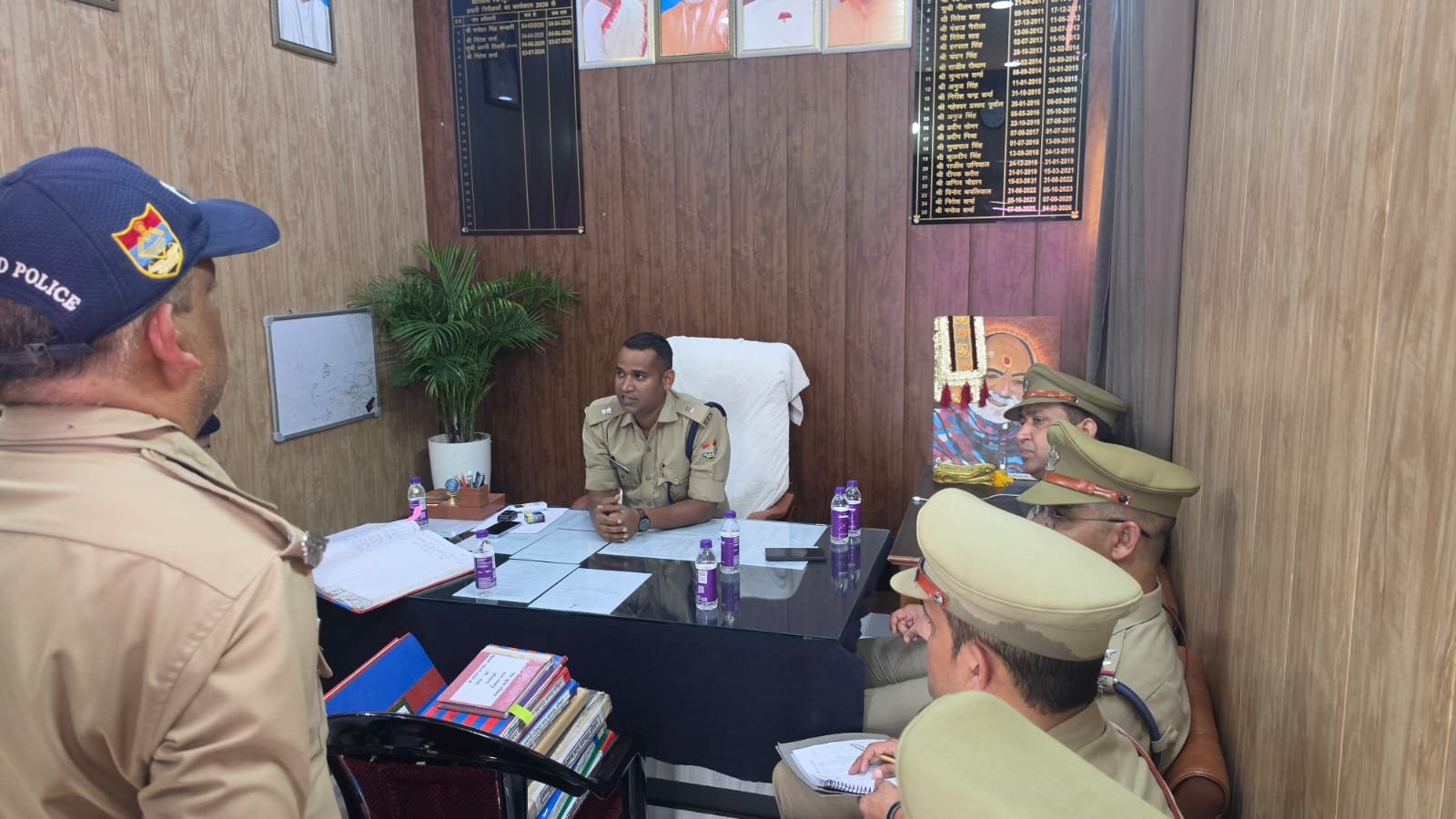 औचक भ्रमण पर पहुंचे एसपी सिटी, कोतवाली श्यामपुर का किया छमाई निरीक्षण 2 भ्रमण पर पहुंचे एसपी सिटी कोतवाली श्यामपुर का किया