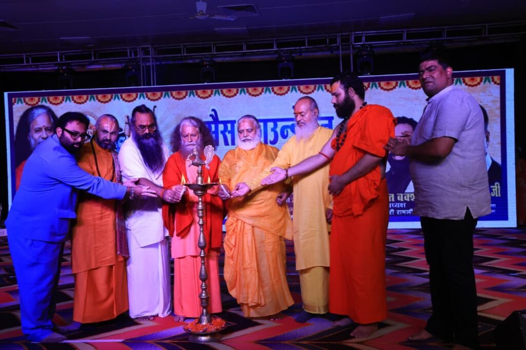 और-आदिवासी-कलाकारों-को-प्राप्त-हुआ-पूज्य-संतों-का.jpg