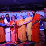 और-आदिवासी-कलाकारों-को-प्राप्त-हुआ-पूज्य-संतों-का.jpg