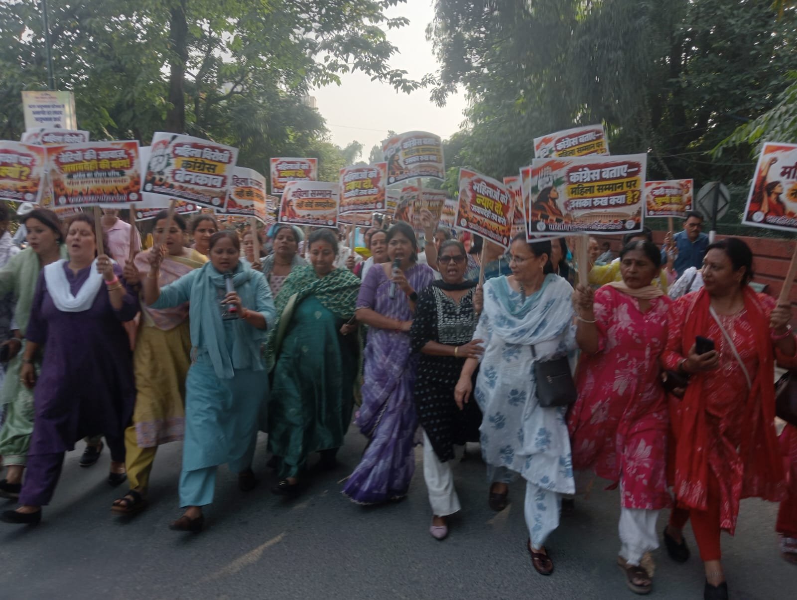 कांग्रेस के दोहरे चरित्र और महिला/छात्र विरोधी नीति के खिलाफ सड़कों पर उतरीं भाजपा कार्यकर्ताएँ 2 के दोहरे चरित्र और महिलाछात्र विरोधी नीति के खिलाफ