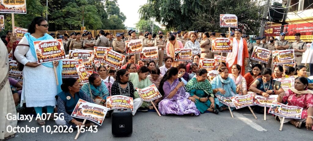 के-दोहरे-चरित्र-और-महिलाछात्र-विरोधी-नीति-के-खिलाफ.jpg