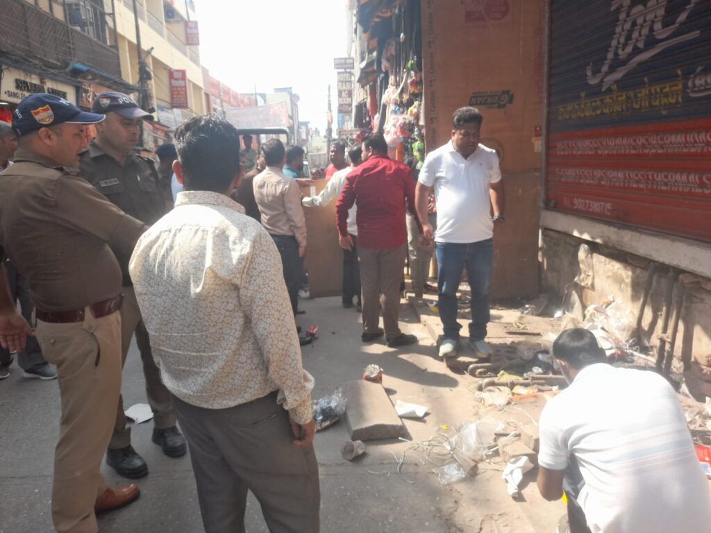 के-निर्देशन-में-अवैध-अतिक्रमण-के-खिलाफ-निरंतर-की.jpg