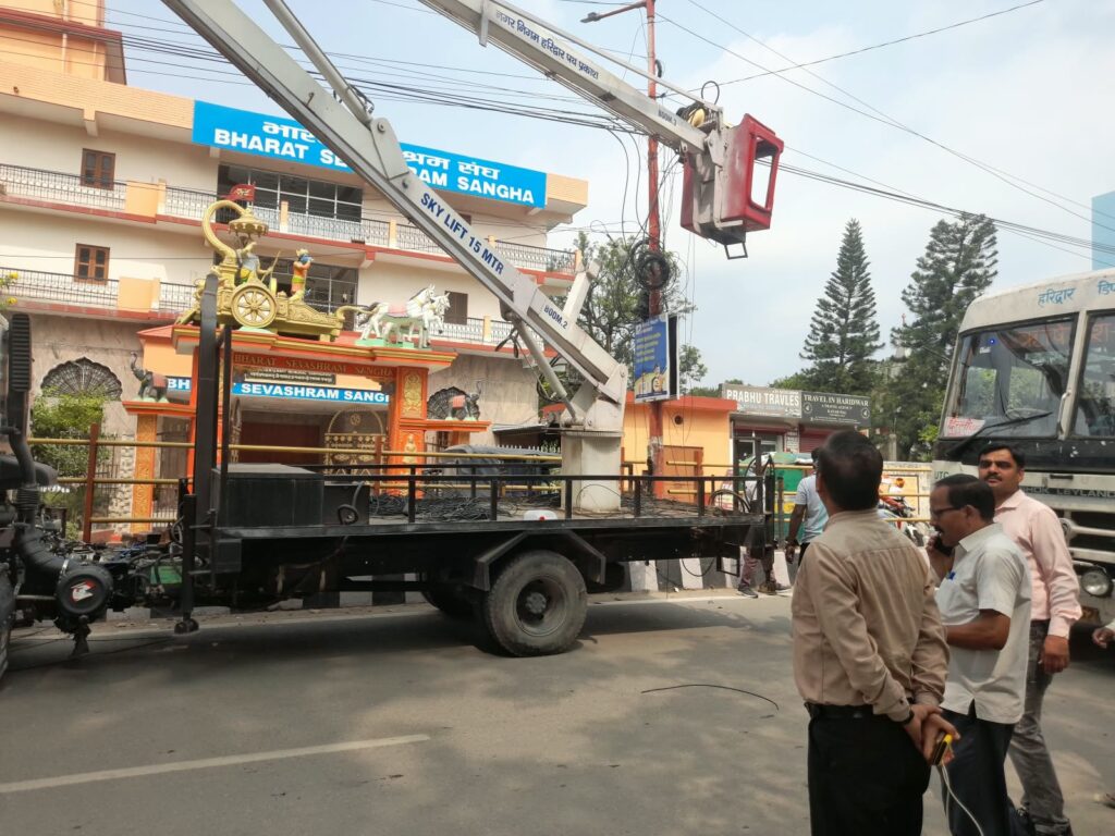 के-निर्देशों-के-अनुपालन-में-विद्युत-पोलों-पर-विभिन्न.jpeg