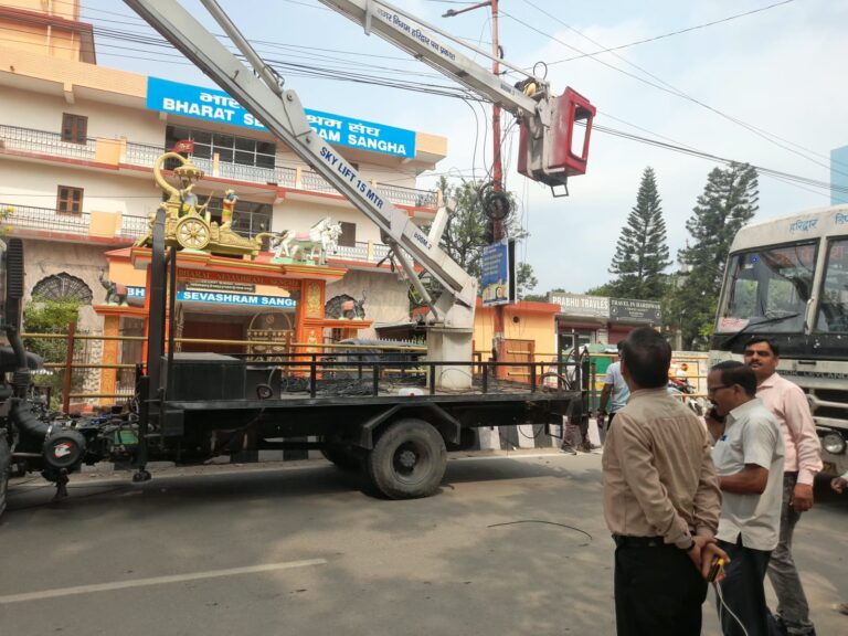 के-निर्देशों-के-अनुपालन-में-विद्युत-पोलों-पर-विभिन्न.jpeg