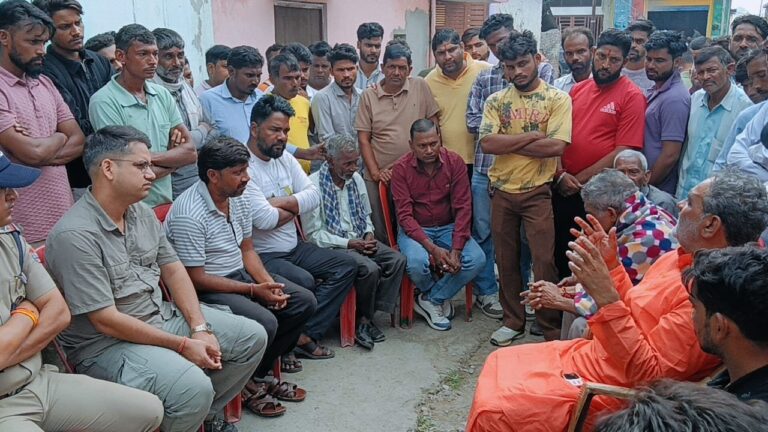 के-हमले-में-मृतक-किसान-को-स्वामी-यतीश्वरानंद-ने.jpeg