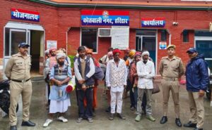 को-परेशान-कर-रहे-भिक्षुकोंं-पर-पुलिस-की-कार्रवाई.jpeg