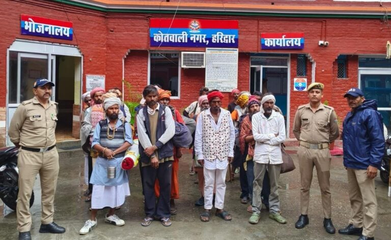 को-परेशान-कर-रहे-भिक्षुकोंं-पर-पुलिस-की-कार्रवाई.jpeg