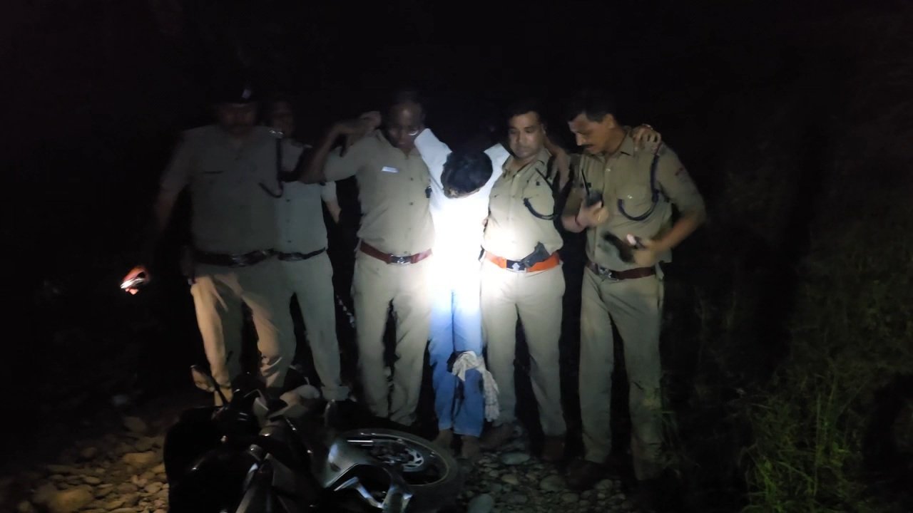 नगर पुलिस एवं बदमाश के बीच औद्योगिक क्षेत्र में