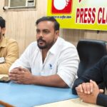 खरीदवाने-के-नाम-धोखाधड़ी-का-आरोप-लगाते-हुए-पुलिस.jpeg