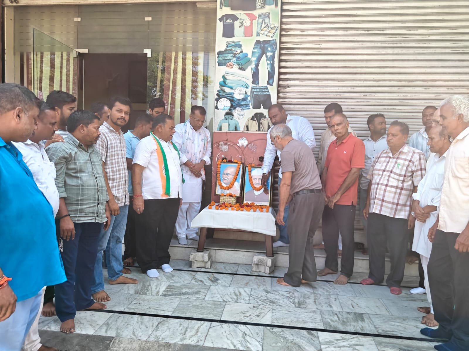 शास्त्री जी की जयंती पर कांग्रेस जनों ने किया नमन