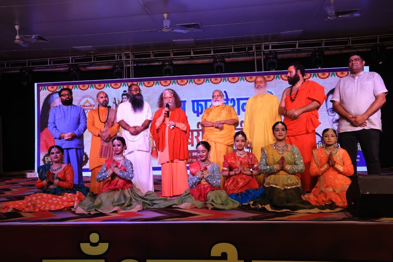 और आदिवासी कलाकारों को प्राप्त हुआ पूज्य संतों का
