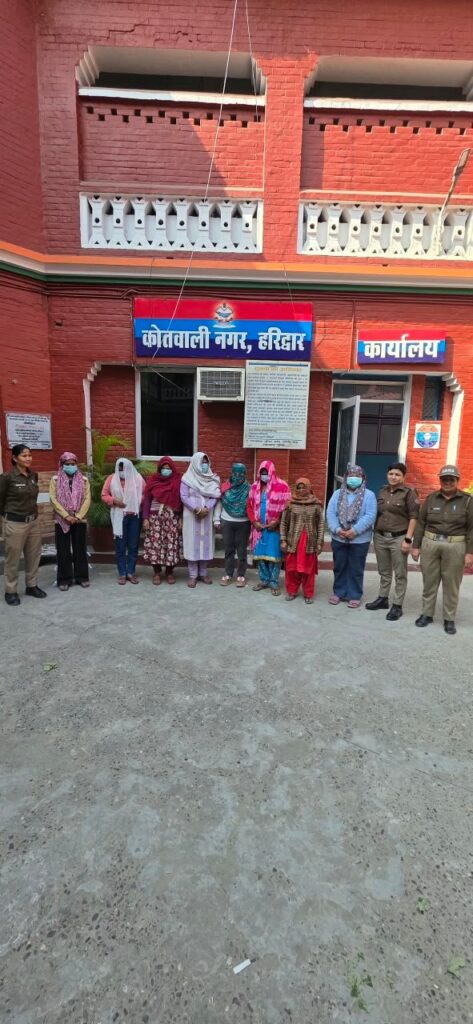 जाने-वाले-व्यक्तियों-को-अपनी-ओर-आकर्षित-करने-को-लेकर.jpeg