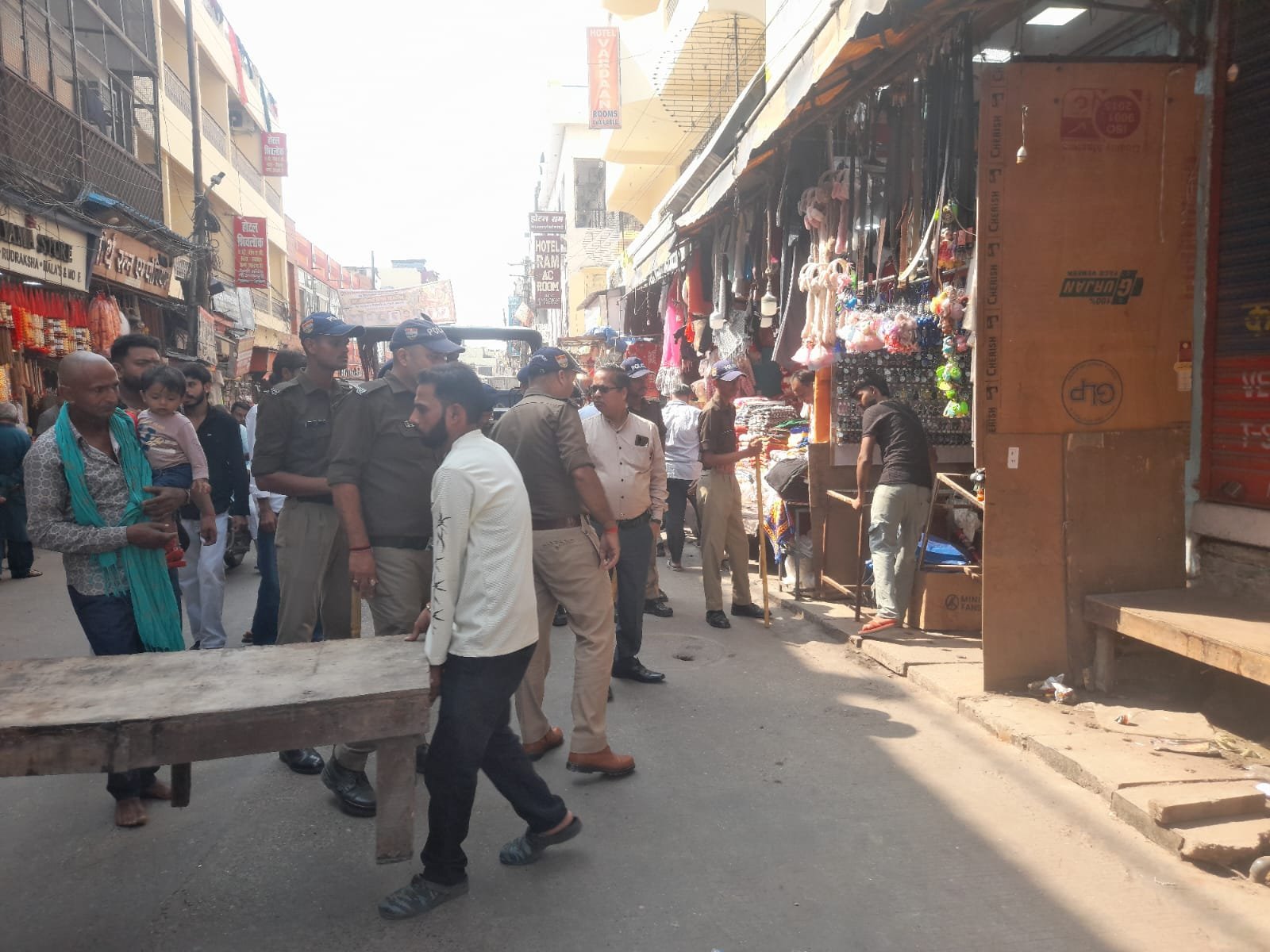 के निर्देशन में अवैध अतिक्रमण के खिलाफ निरंतर की
