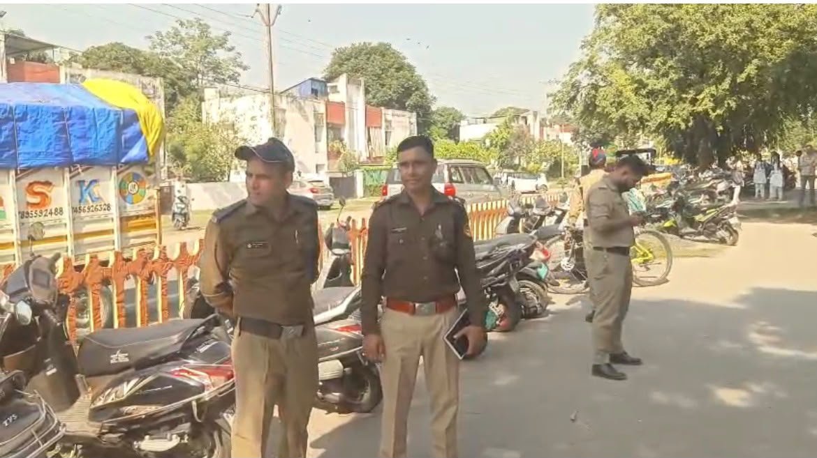 मयूर दीक्षित के निर्देश पर विद्यालयों के आसपास परिवहन