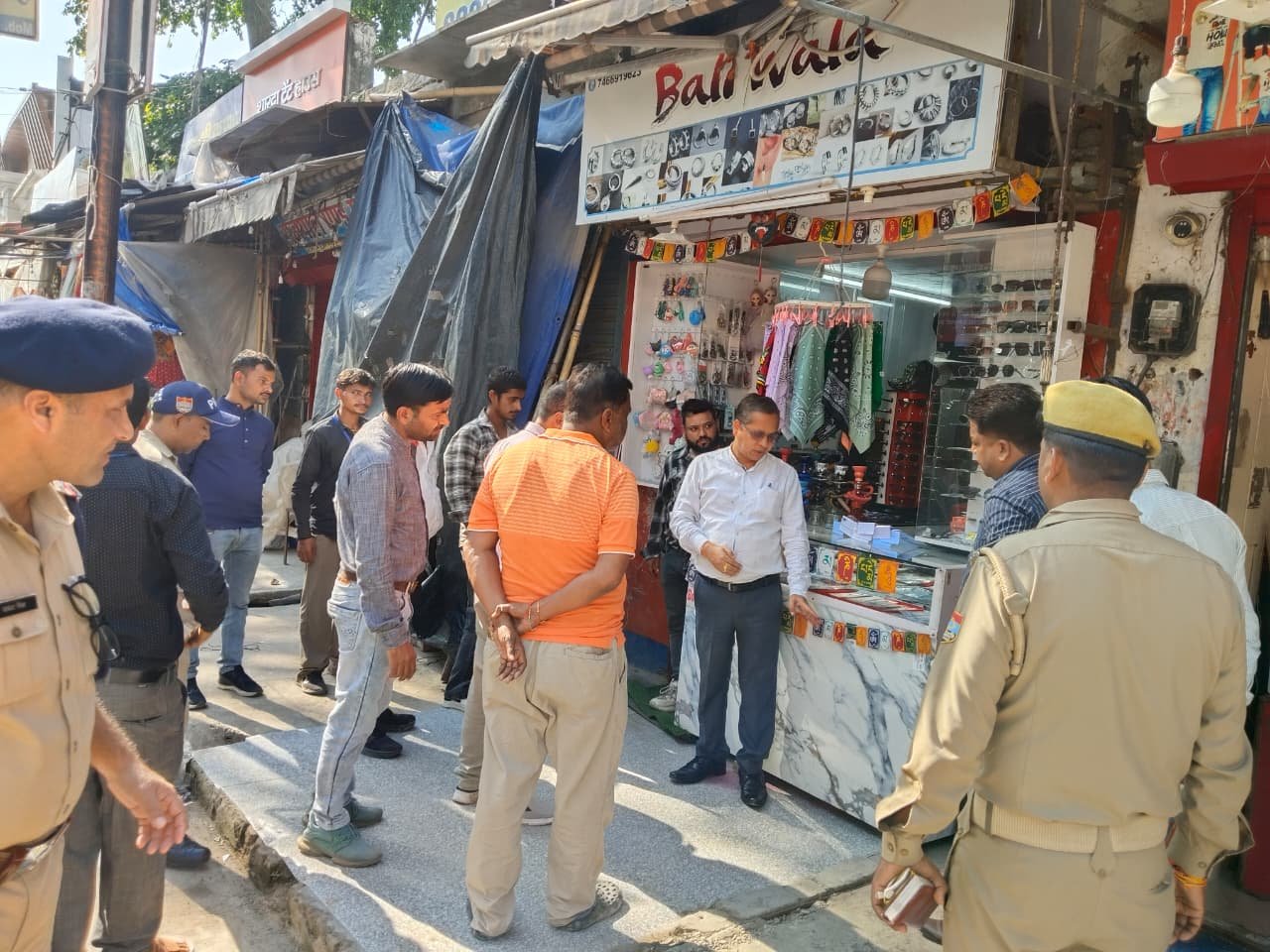 जिलाधिकारी मयूर दीक्षित के निर्देशन में अवैध अतिक्रमण के खिलाफ निरंतर की जा रही है कार्यवाही 2 मयूर दीक्षित के निर्देशन में अवैध अतिक्रमण के खिलाफ