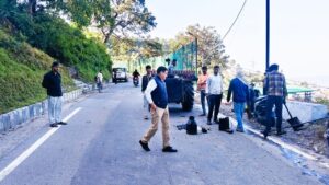 टिहरी-में-सड़कों-को-गड्ढामुक्त-करने-का-अभियान-तेज.jpg
