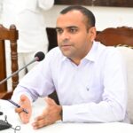 तूफान-एवं-ओलावृष्टि-से-हुए-नुकसान-का-आकलन-कर-प्रभावितों.jpg