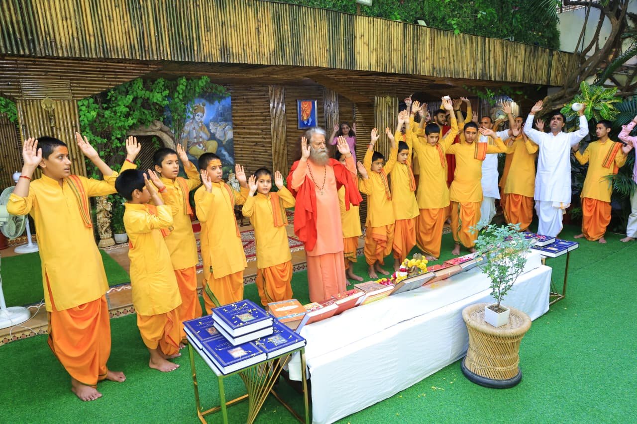 पर परमार्थ निकेतन में वेद उपनिषद पुराण एवं शास्त्रों