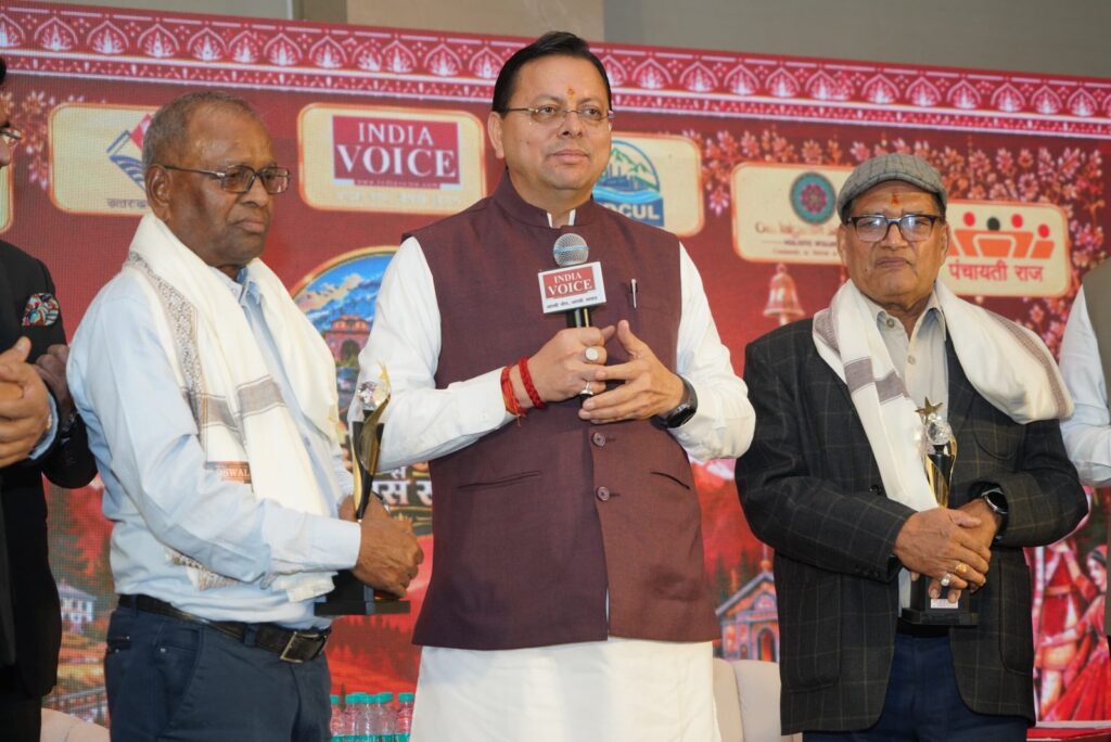 धामी-ने-अपने-शिक्षकों-के-चरण-स्पर्श-कर-लिया.jpg