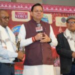 धामी-ने-अपने-शिक्षकों-के-चरण-स्पर्श-कर-लिया.jpg