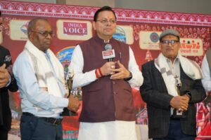 धामी-ने-अपने-शिक्षकों-के-चरण-स्पर्श-कर-लिया.jpg