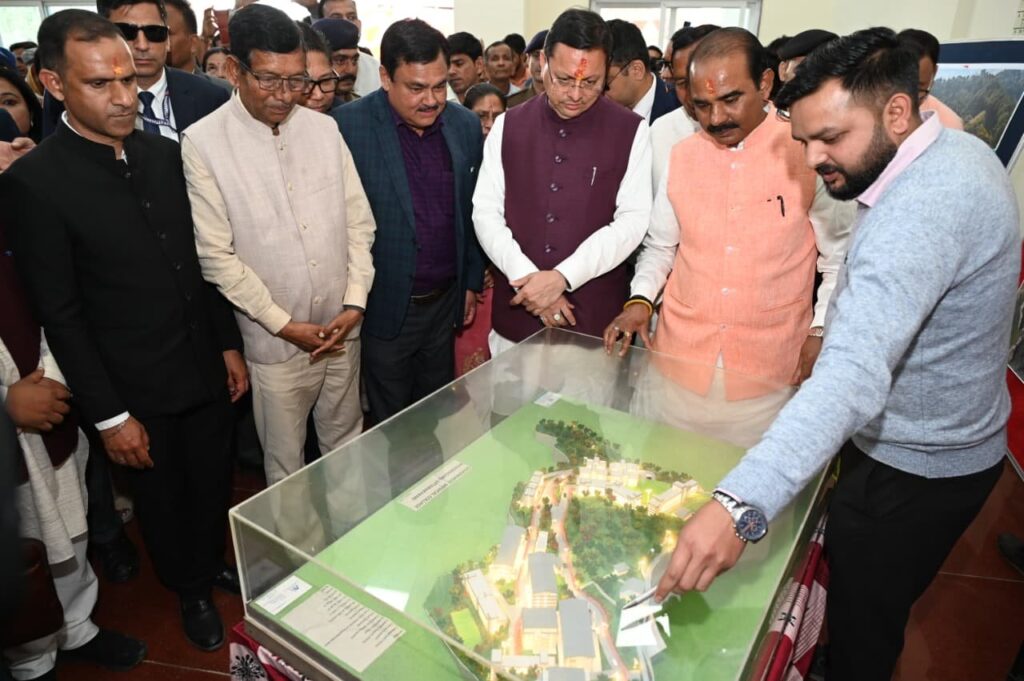 धामी-ने-किया-पिथौरागढ़-मेडिकल-कॉलेज-का-स्थलीय-निरीक्षण.jpeg