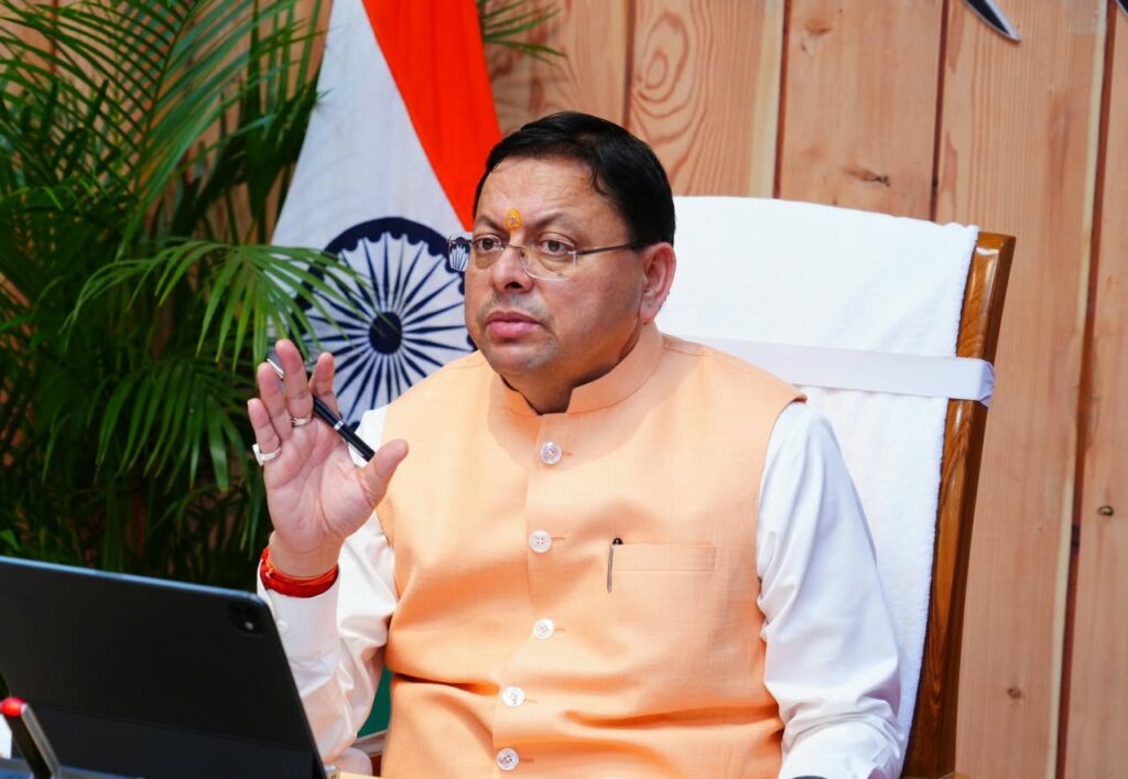 धामी-ने-मुख्यमंत्री-आवास-में-देर-रात-तक-जिलाधिकारियों.jpeg