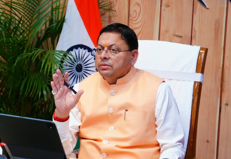 धामी-ने-मुख्यमंत्री-आवास-में-देर-रात-तक-जिलाधिकारियों.jpeg