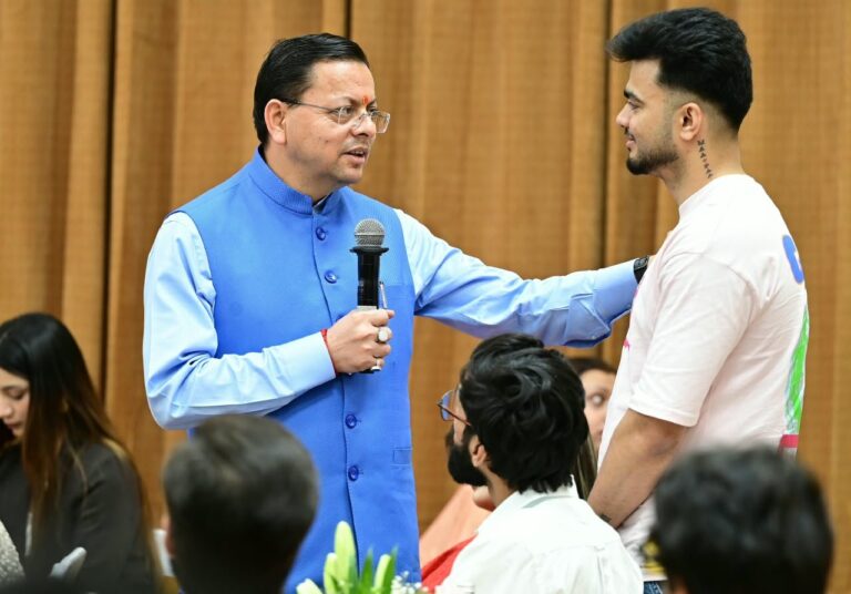 धामी-ने-सोशल-मीडिया-कंटेंट-क्रिएटर्स-से-किया-संवाद.jpg
