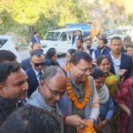 धामी-सड़क-मार्ग-से-देहरादून-जा-रहे-सड़क-मार्ग.jpeg