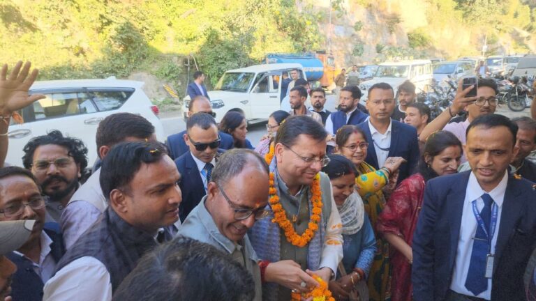 धामी-सड़क-मार्ग-से-देहरादून-जा-रहे-सड़क-मार्ग.jpeg
