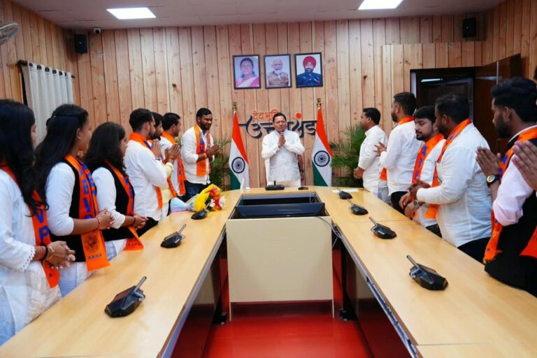 धामी-से-एबीवीपी-के-नवनिर्वाचित-पदाधिकारियों-ने-की-भेंट.jpeg
