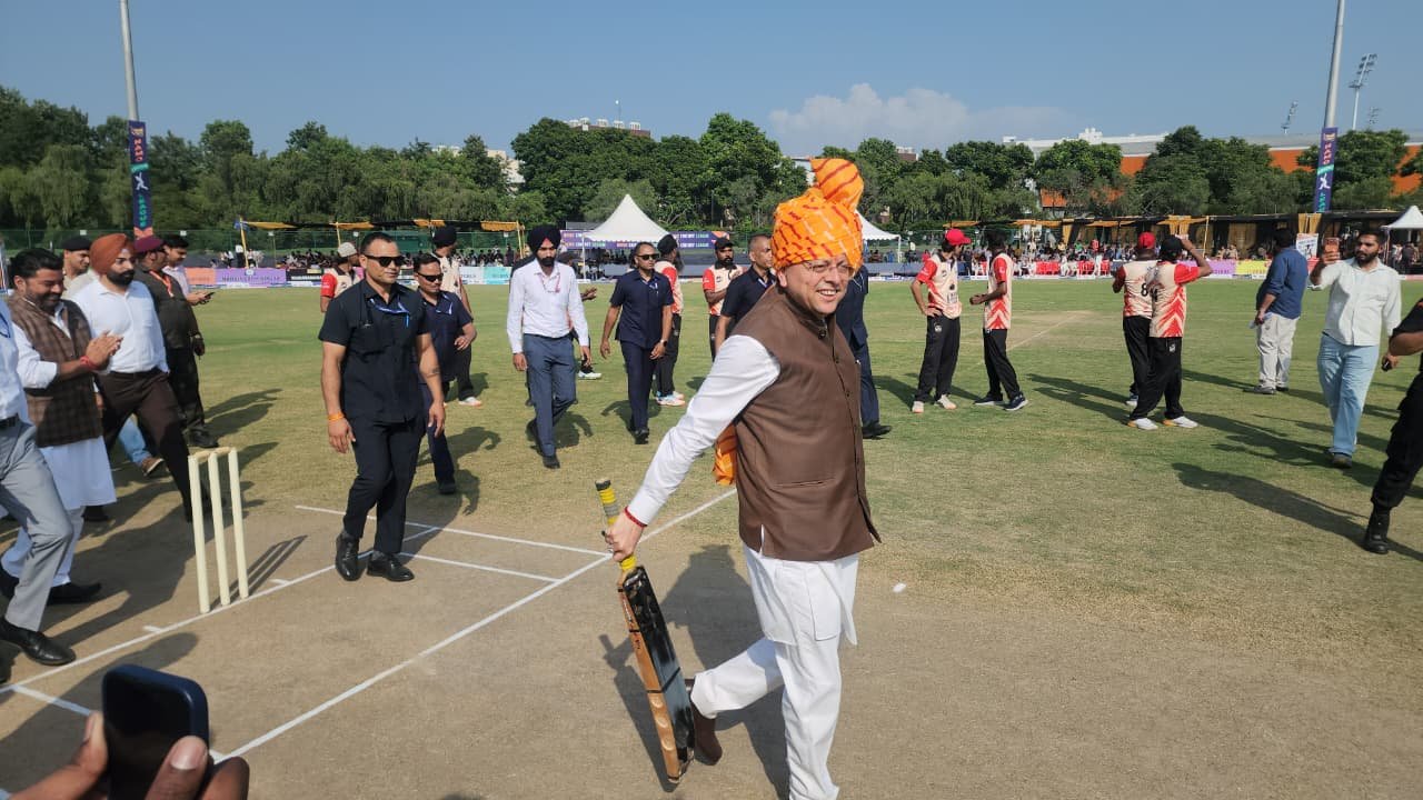 क्रिकेट लीग में मुख्यमंत्री धामी ने खिलाड़ियों के साथ