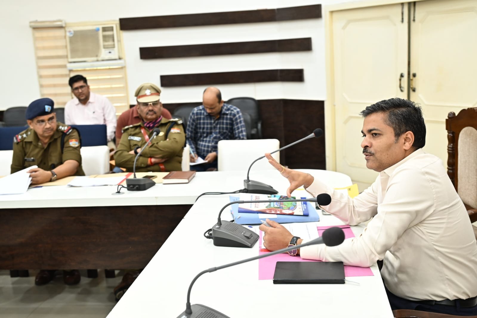 नशा मुक्त अभियान को सफल बनाने के लिए आपसी समन्वय से करें कार्य : एडीएम (प्रशासन) जितेंद्र कुमार 2 मुक्त अभियान को सफल बनाने के लिए आपसी समन्वय