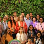 निकेतन-में-पूज्य-स्वामी-चिदानन्द-सरस्वती-जी-ने-श्रद्धालुओं.jpg