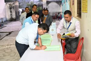 निर्वाचन-आयोग-द्वारा-नियुक्त-जनपद-पर्यवेक्षक-ने-ईवीएम-एवं.jpeg