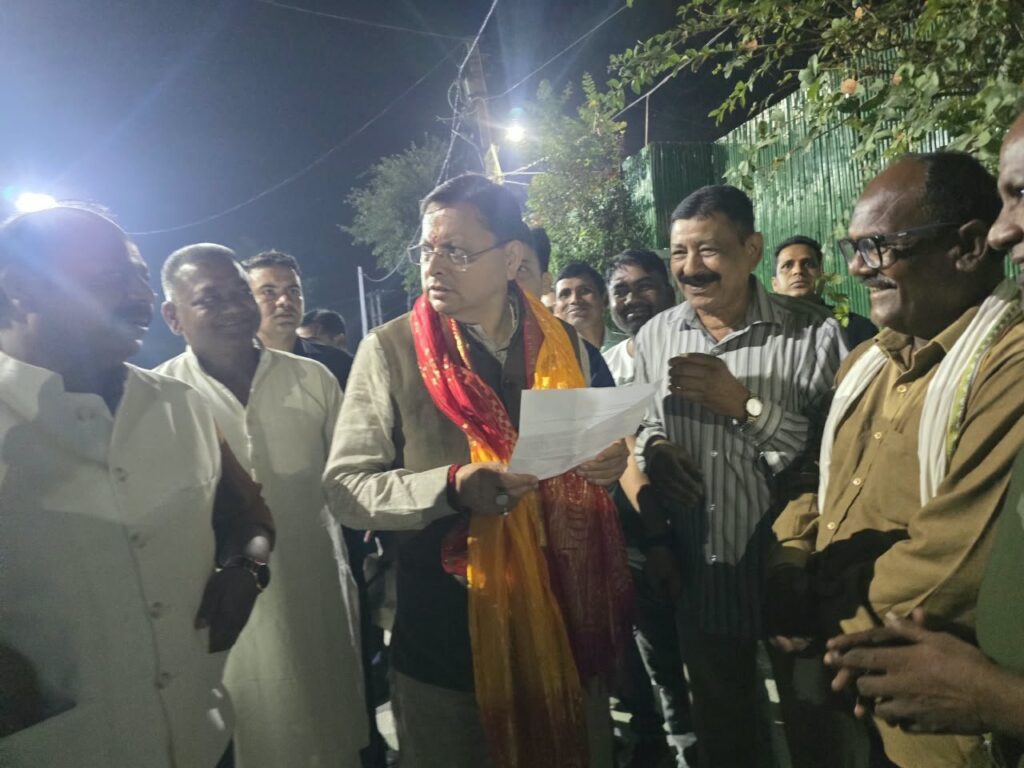 ने-खटीमा-रेलवे-फाटक-के-पास-रुककर-रवि-के.jpeg