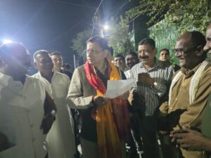 ने-खटीमा-रेलवे-फाटक-के-पास-रुककर-रवि-के.jpeg